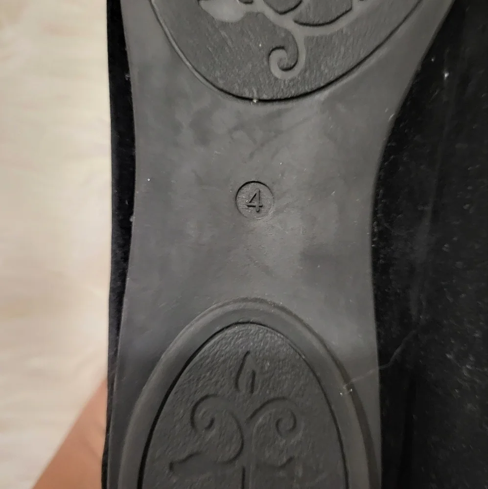 Racheal's Shoes (‎ Brand) Black Suede Studded GIirls Loafers Size 4